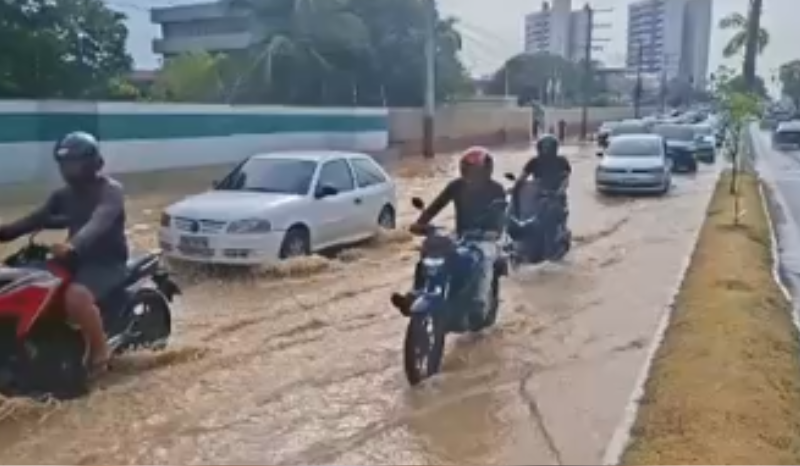 Atenção no trânsito: Adutora se rompe e alaga avenida Coronel Teixeira em Manaus