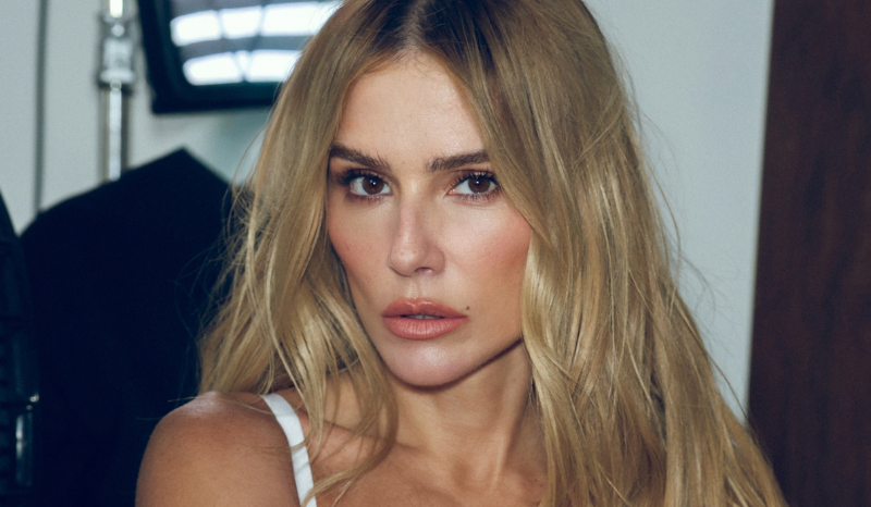 Deborah Secco chega a acordo de R$ 70 mil com vizinho de 96 anos