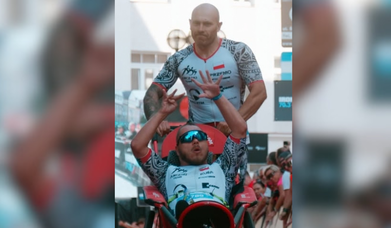 Pai e filho com paralisia cerebral completam Ironman 70.3 na República Tcheca