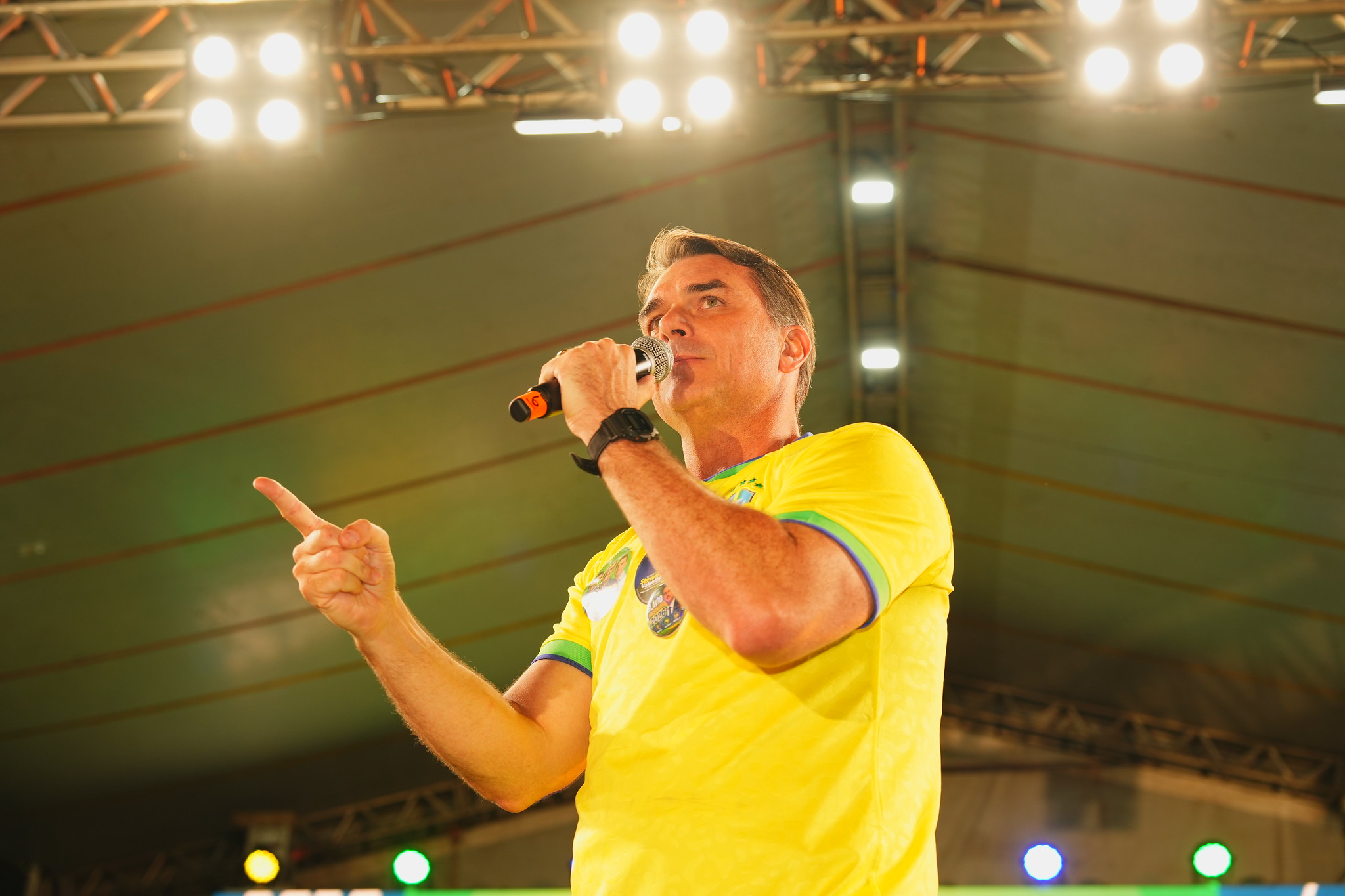 Flávio Bolsonaro questiona decisão sobre postagem de humorista sobre Nossa Senhora