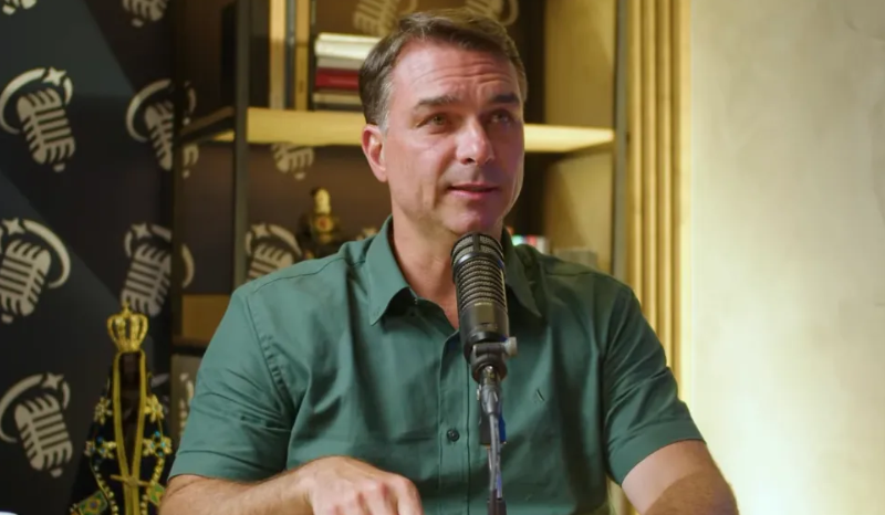 Flávio Bolsonaro compara fake news à facada em seu pai; confira
