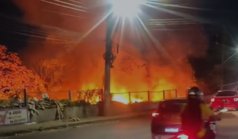 Incêndio consome área de vegetação na zona leste de Manaus