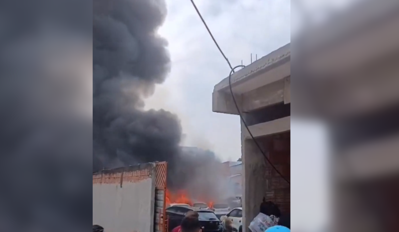 Incêndio atinge depósito de carros no bairro Novo Aleixo, em Manaus
