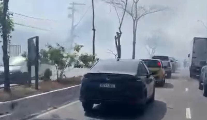 Incêndio em terreno baldio causa congestionamento na Efigênio Salles