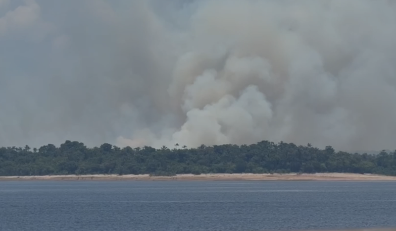 Coluna de fumaça impressiona moradores de Manaus e Iranduba