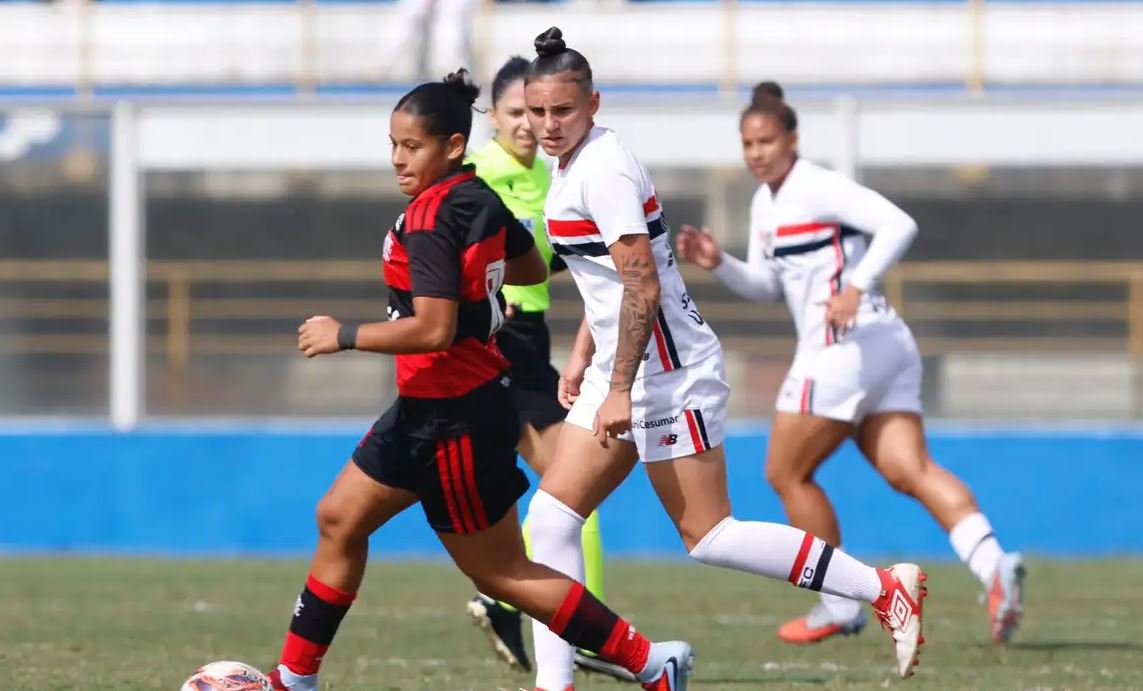 Nova legislação promove igualdade salarial no futebol feminino brasileiro