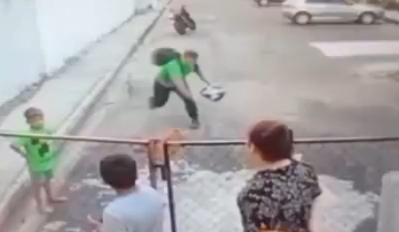 Homem é flagrado arremessando pedra em cachorro perto de crianças em Manaus