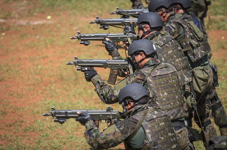 Dez indivíduos enfrentarão acusações de homofobia contra militar da Aeronáutica