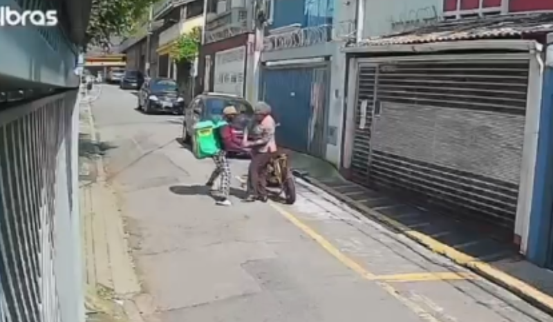 Idosa esfaqueada durante assalto em SP; suspeito é preso em flagrante