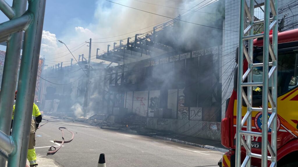 Bombeiros controlam incêndio em prédio histórico no Centro de Manaus