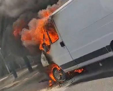 Carro pega fogo e interdita avenida Noel Nutels em Manaus