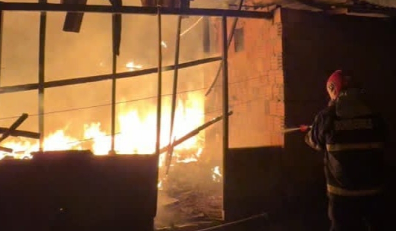 Incêndio Consome Residência em Comunidade de Presidente Figueiredo