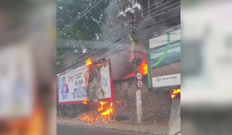 Incêndio em terreno na Umberto Calderaro gera fumaça e afeta trânsito