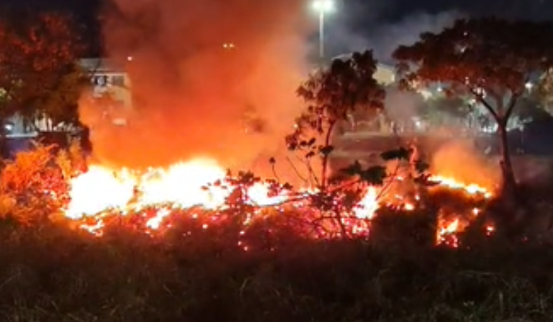 Incêndios em Manaus mobilizam bombeiros na Barreira e Morro da Liberdade
