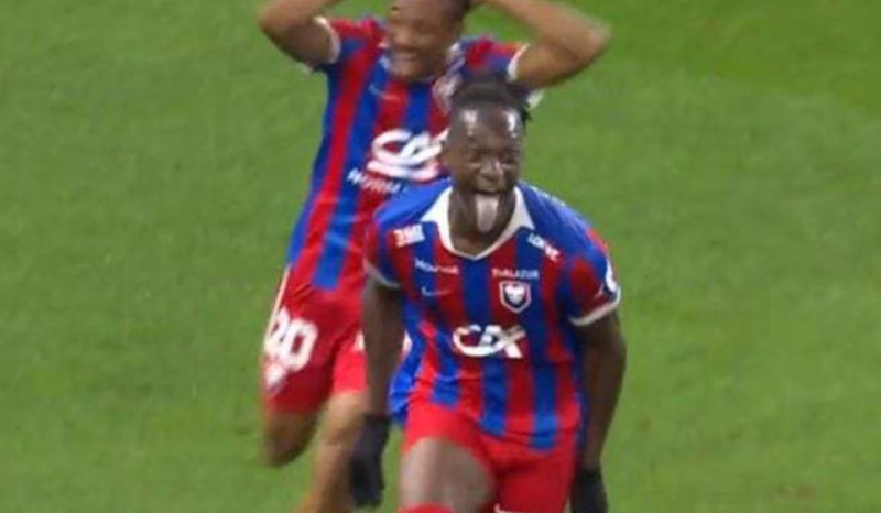 Atacante do Caen brilha com dois gols e polêmica comemoração