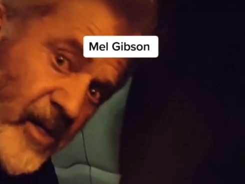 Mel Gibson gera polêmica ao debochar de intérprete em evento no Canadá