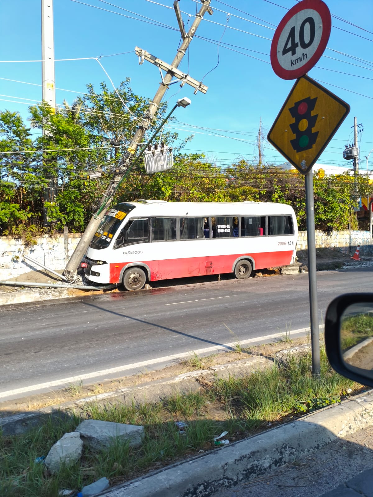 Micro-ônibus colide com poste e causa lentidão na Torquato Tapajós