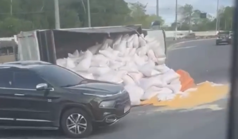Acidente com caminhão de milho causa congestionamento na Torquato Tapajós