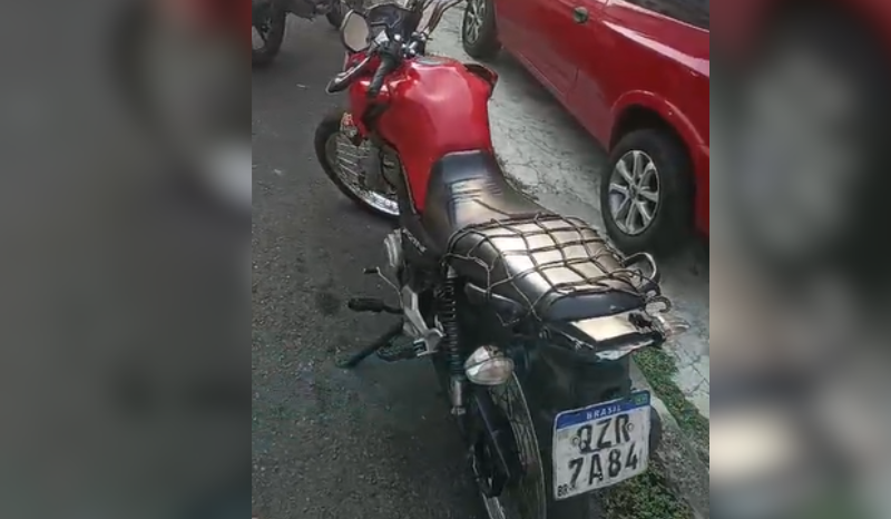 Motocicleta Honda vermelha é encontrada abandonada no bairro Alvorada 3 em Manaus