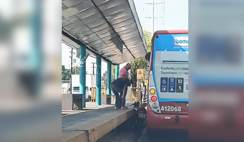 Motociclista fica preso entre ônibus e plataforma em Manaus