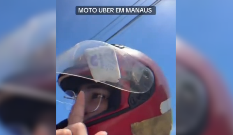 Passageira encontra absorvente em capacete de moto em Manaus; assista