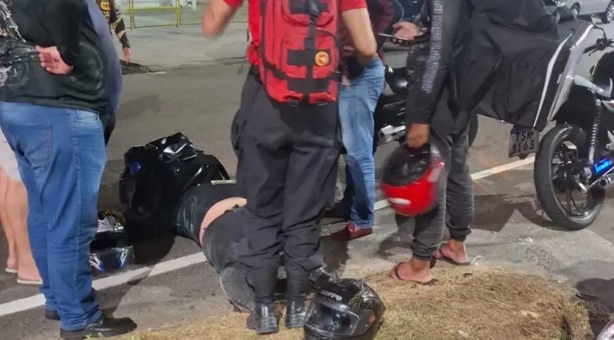 Motociclista de aplicativo fica ferido após colisão na avenida Max Teixeira
