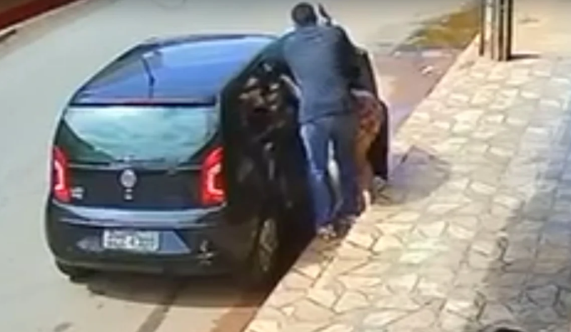 Mulher é agredida e jogada para fora de carro durante assalto em Brasília