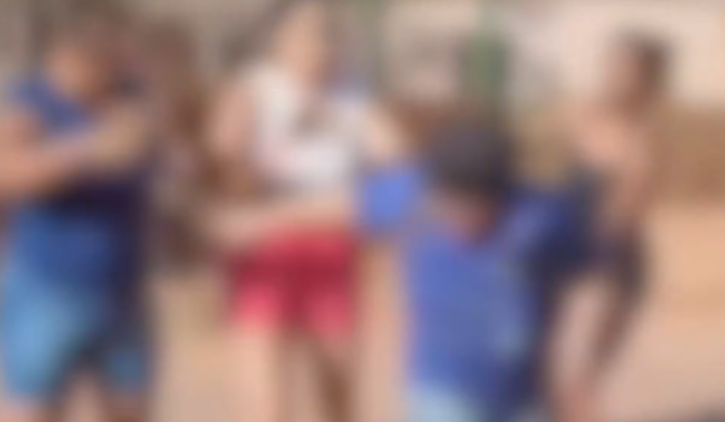 Mulher é chicoteada em via pública após ser acusada de traição
