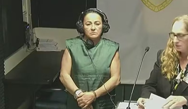 Mulher é presa após jogar fezes em vizinha supostamente amante do marido