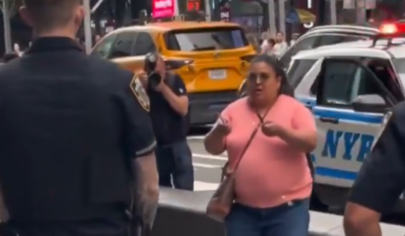 Mulher armada com facas causa morte e é abatida em Times Square