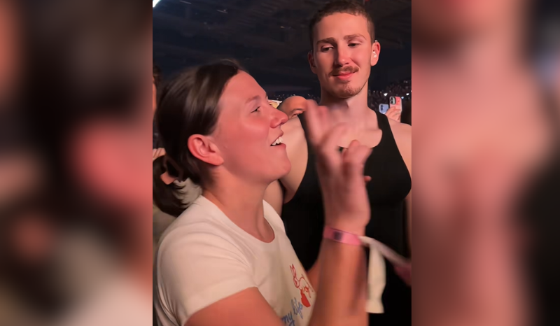 Namorada traduz música em libras para namorado surdo durante show na Austrália
