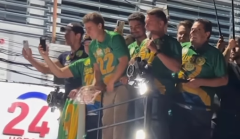 Deputado Nikolas Ferreira lança picanha para apoiadores em ato de campanha