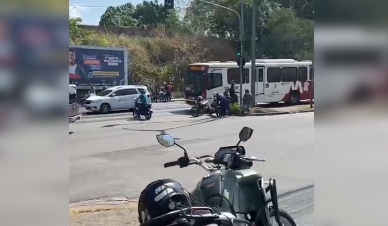 Óleo na pista causa quedas de motociclistas em frente ao HPS João Lúcio
