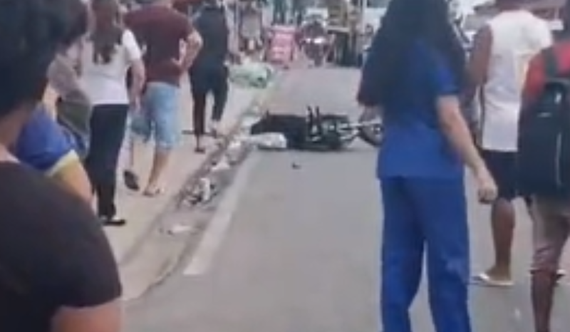 Derramamento de óleo causa quedas de motociclistas e pedestres em Manoa