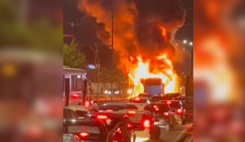 Ônibus do transporte público pega fogo na Avenida Constantino Nery em Manaus