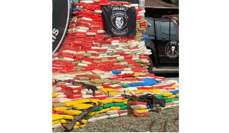 Operação policial no AM apreende 4,5 toneladas de skunk e armamentos