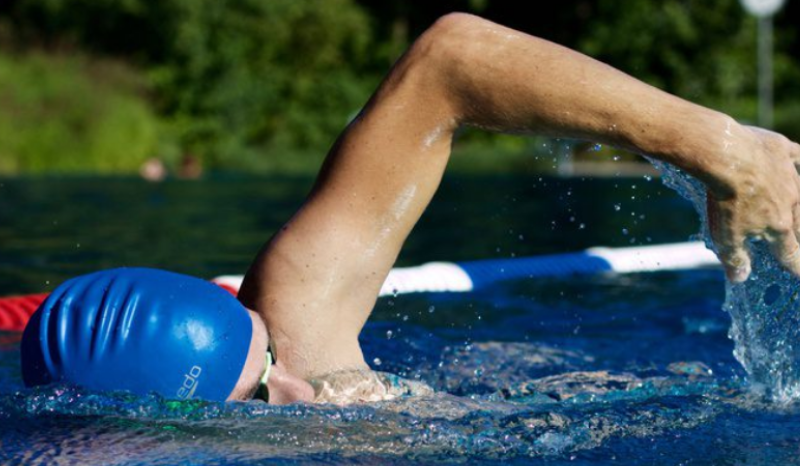 Dicas para prevenir o ouvido de nadador durante o verão