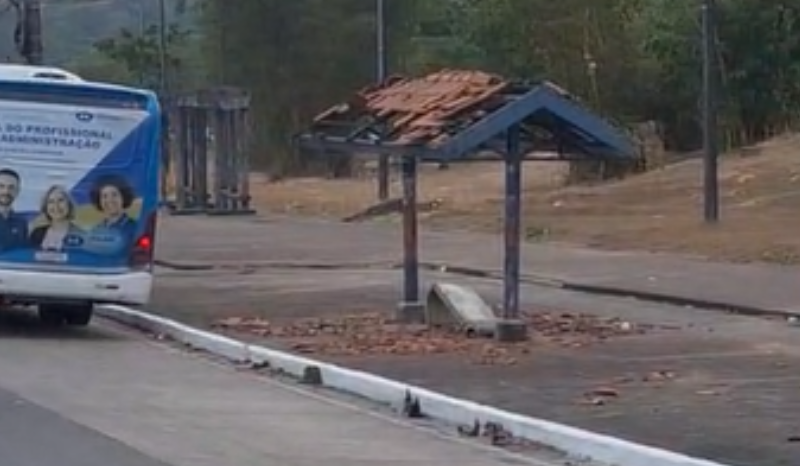 Motorista expõe abandono de parada de ônibus em Manaus em vídeo