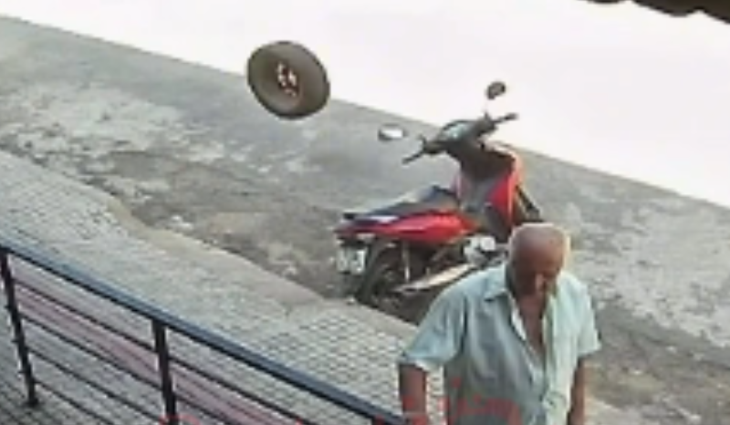 Pneu desgovernado atinge motocicleta em Divinópolis, Minas Gerais