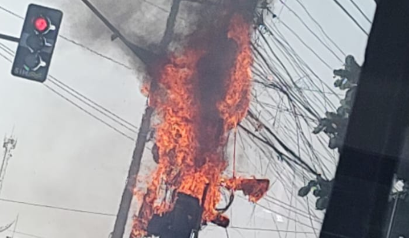 Incêndio em poste provoca queda de fios na avenida Cosme Ferreira, em Manaus