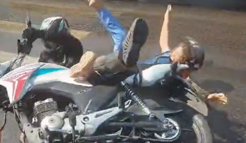 Motociclista e passageira caem em trecho escorregadio da Cosme Ferreira