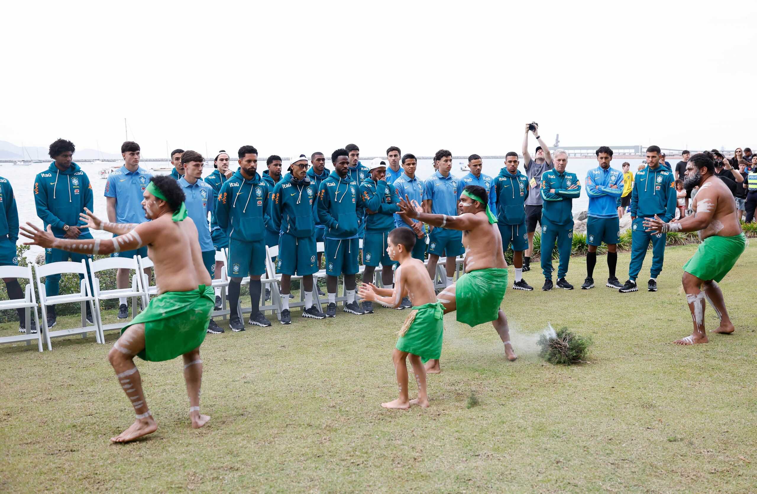 Seleção Brasileira é recebida com ritual aborígene na Austrália
