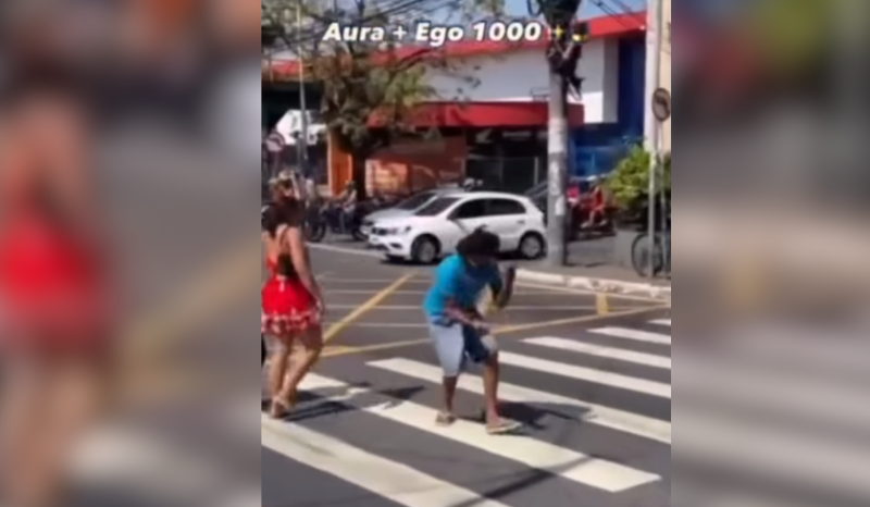 Homem faz six seven em sinal e pede dinheiro a motoristas em Manaus