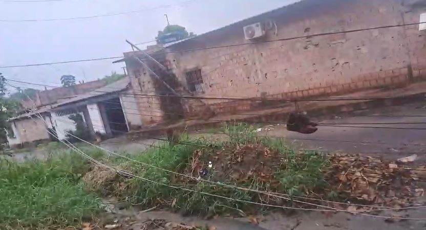 Moradores da zona leste de Manaus ficam isolados após queda de árvore e poste