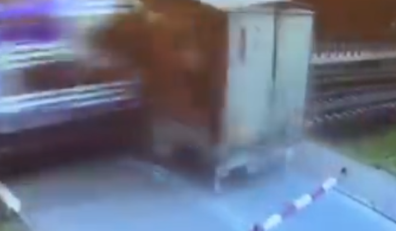 Trem colide com caminhão preso em trilhos na Polônia