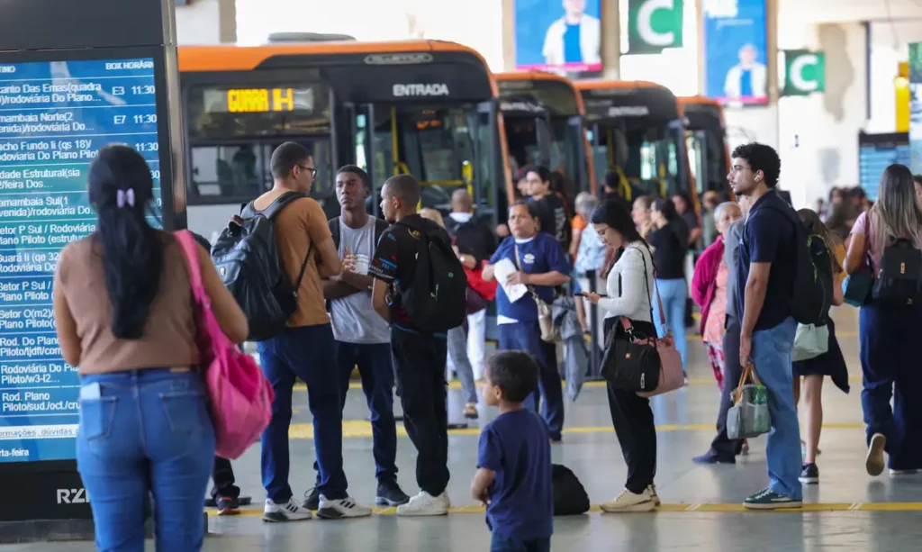 Setor de serviços apresenta estabilidade em julho e crescimento anual de 2,4%