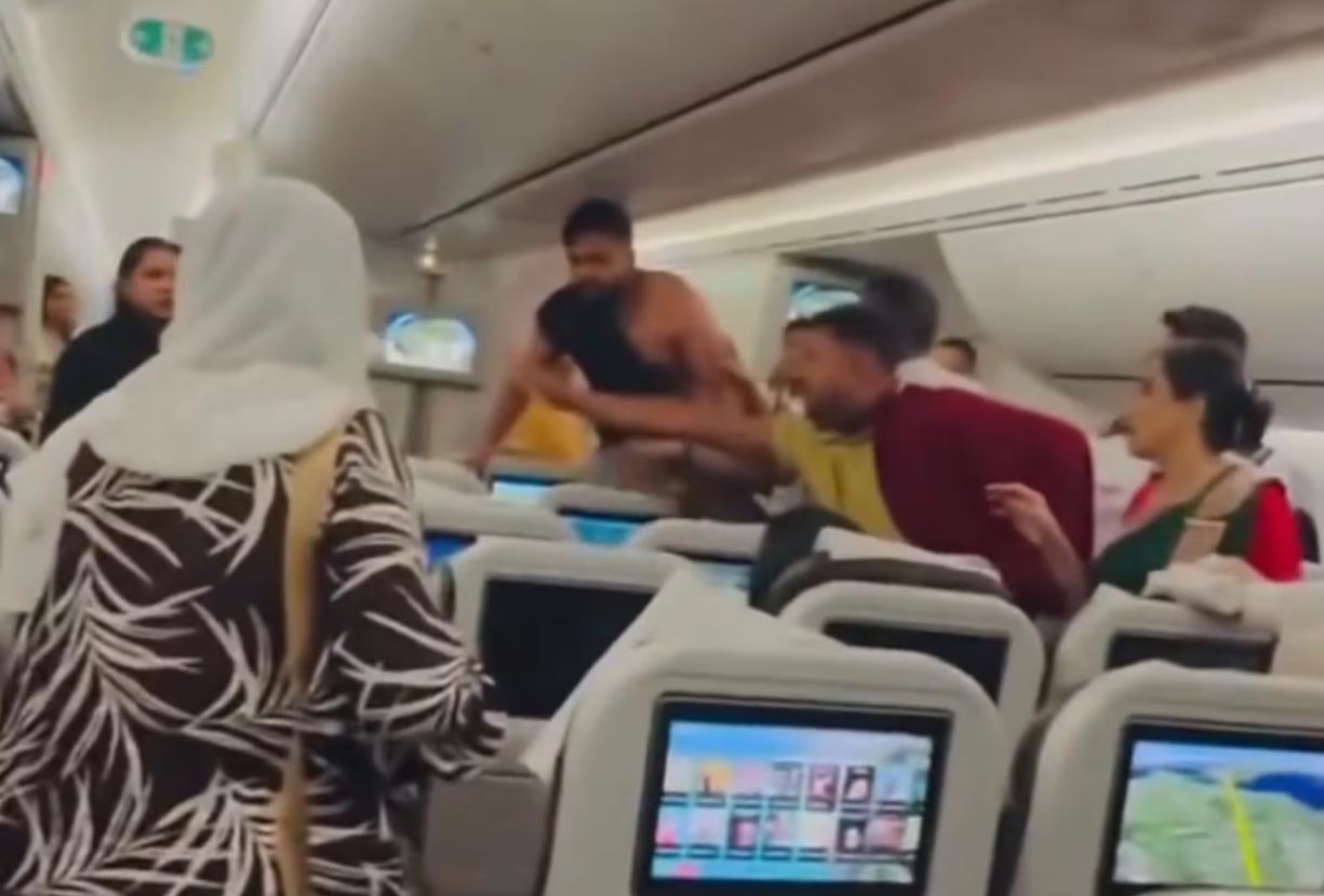 Briga entre passageiros em voo da Biman Bangladesh Airlines é registrada em vídeo