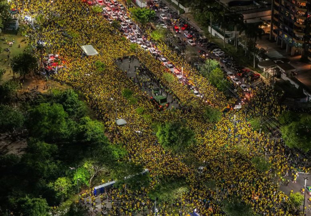 Bloquinho 22 agita Manaus com apoio a Flávio Bolsonaro e Professora Maria