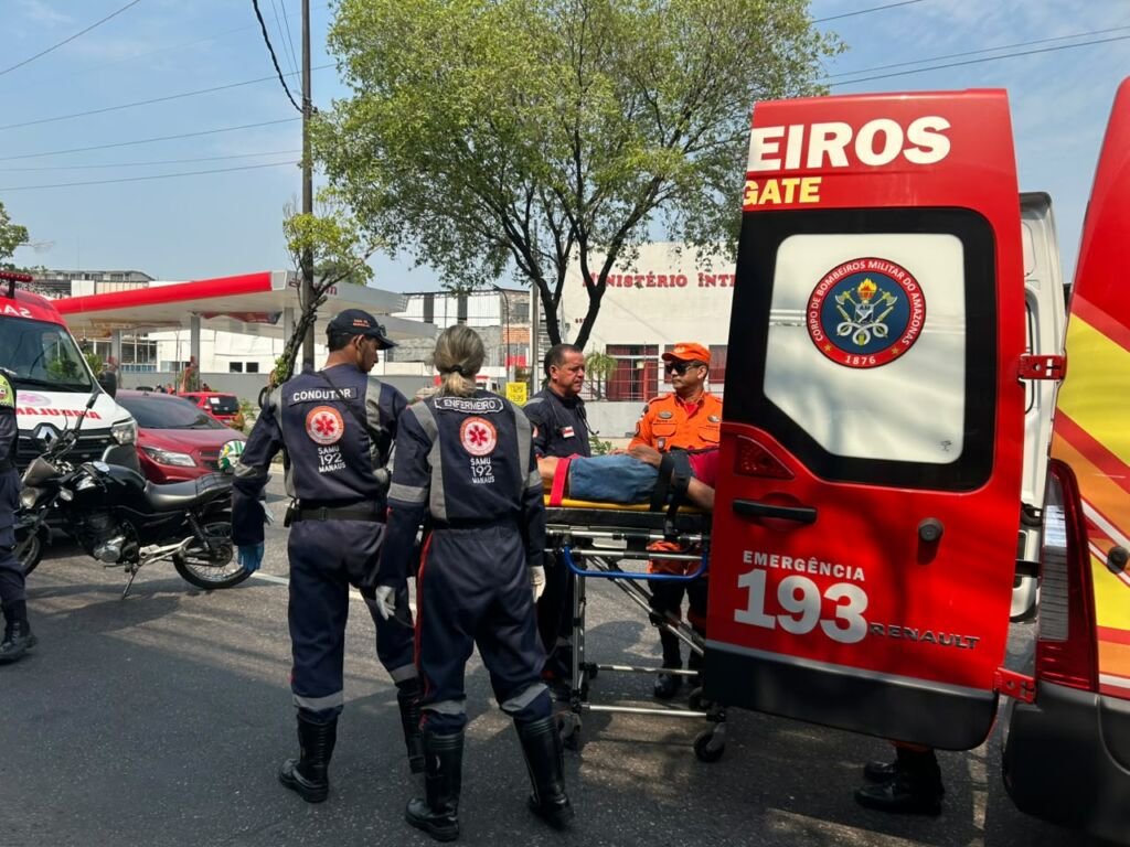 Passageira de aplicativo fica ferida após colisão com Van em Manaus