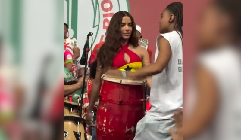 Anitta e seu 'olhar congelante' em ensaio da Grande Rio fazem sucesso na internet